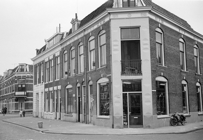 72354 Gezicht op de huizen Vleutenseweg 156-lager te Utrecht. Rechts de ingang van de Lombokstraat en links op de ...